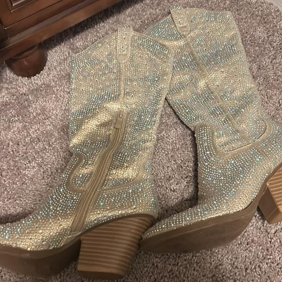 Like new! Bedazzled cowgirl boot - Picture 6 of 6